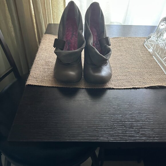 Shoes - Picture 3 of 4